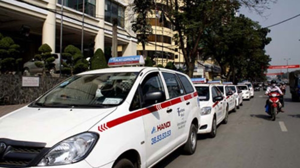 Hàng trăm hãng taxi, vận tải đồng loạt giảm cước