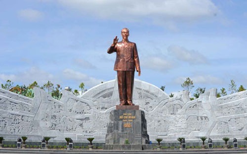 Sau khi đề án xây dựng quảng trường và tượng đài Bác Hồ của Sơn La được công bố đã có nhiều ý kiến trái chiều về dự án này.<br>