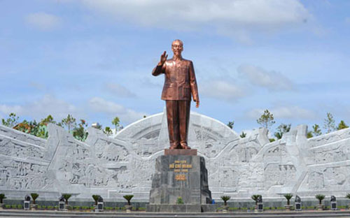 Đại diện UBND tỉnh Sơn La cho biết, riêng hạng mục tượng đài Bác Hồ là khoảng 250 tỷ đồng trên tổng mức đầu tư dự kiến 1.400 tỷ cho tất cả các hạng mục của dự án.<br>