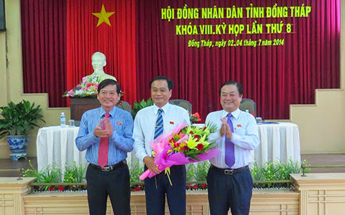 Lãnh đạo tỉnh Đồng Tháp tặng hoa chúc mừng ông Nguyễn Văn Dương (đứng giữa) được bầu làm Chủ tịch UBND tỉnh Đồng Tháp.<br>