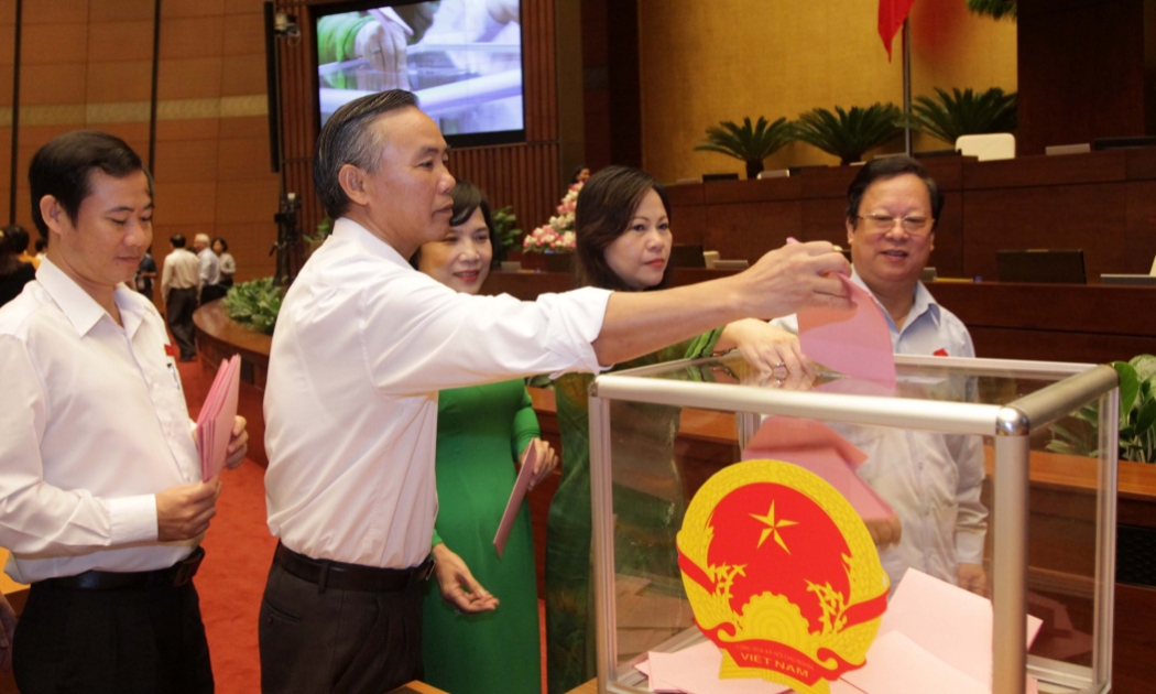 Quốc hội đã thông qua nghị quyết phê chuẩn đề nghị bổ nhiệm thẩm phán Tòa án Nhân dân Tối cao với 440/447 phiếu thuận.<br>