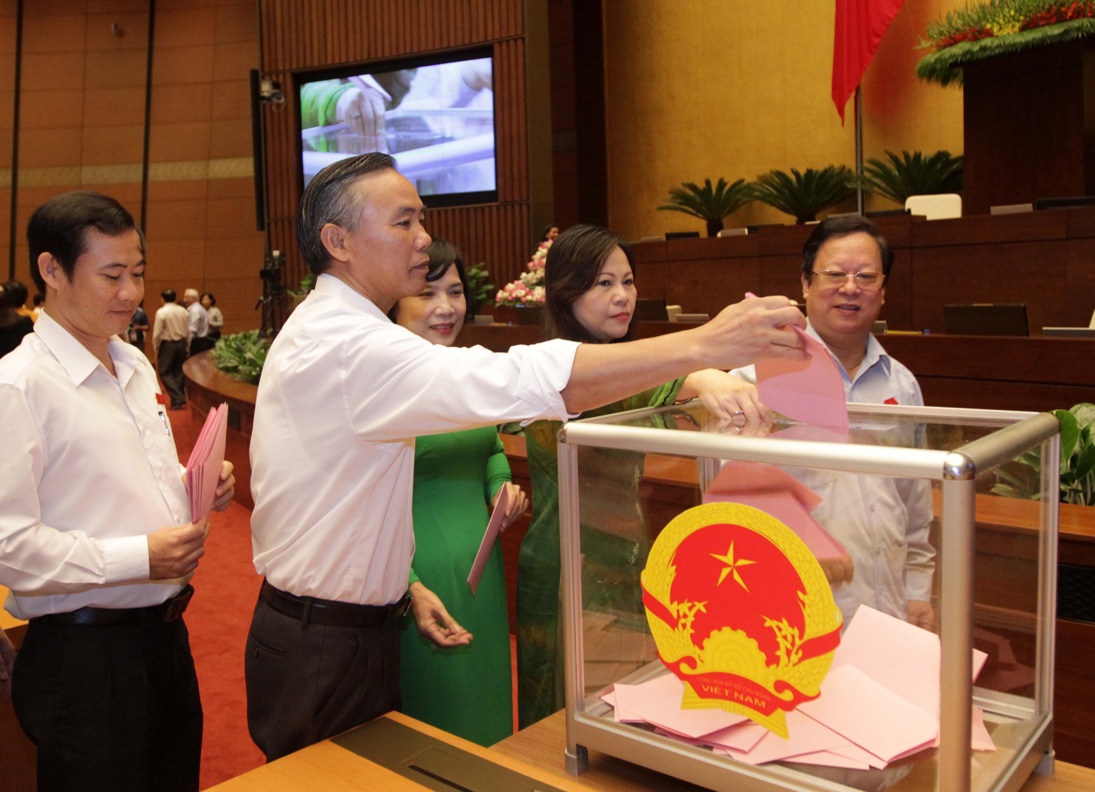 Quốc hội đã thông qua nghị quyết phê chuẩn đề nghị bổ nhiệm thẩm phán Tòa án Nhân dân Tối cao với 440/447 phiếu thuận.<br>