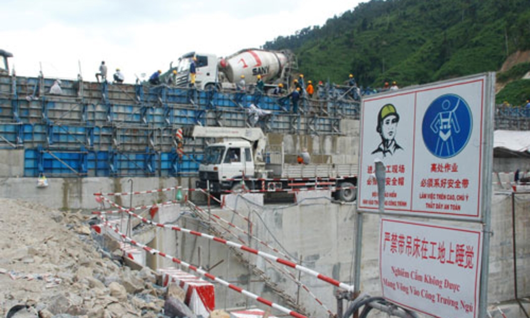 Chuyên gia lo ngại việc giao thầu quá nhiều cho các doanh nghiệp Trung Quốc tiềm ẩn nhiều rủi ro cho tương lai.<br>