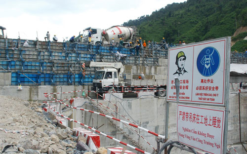 Chuyên gia lo ngại việc giao thầu quá nhiều cho các doanh nghiệp Trung Quốc tiềm ẩn nhiều rủi ro cho tương lai.<br>