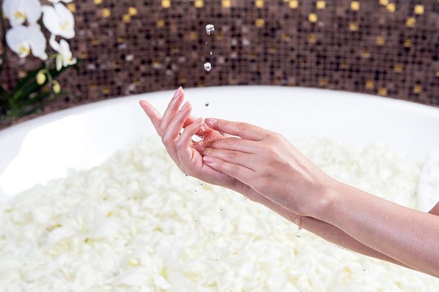 Học người Nhật cách dưỡng trắng da bằng rượu Sake - Ảnh 1.