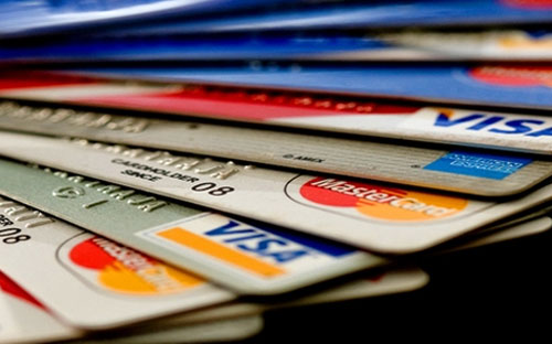 Nhiều ngân hàng thương mại áp lãi suất qua thẻ tín dụng phổ biến trên 25%/năm, nhiều trường hợp lên tới trên 30%/năm.