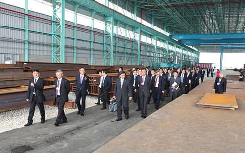 Khách tham quan nhà máy mới sản xuất thép của Tập đoàn IHI tại&nbsp;<span style="font-family: 'Times New Roman'; font-size: 14.6666669845581px;">Khu công nghiệp Đình Vũ (Hải Phòng).</span>