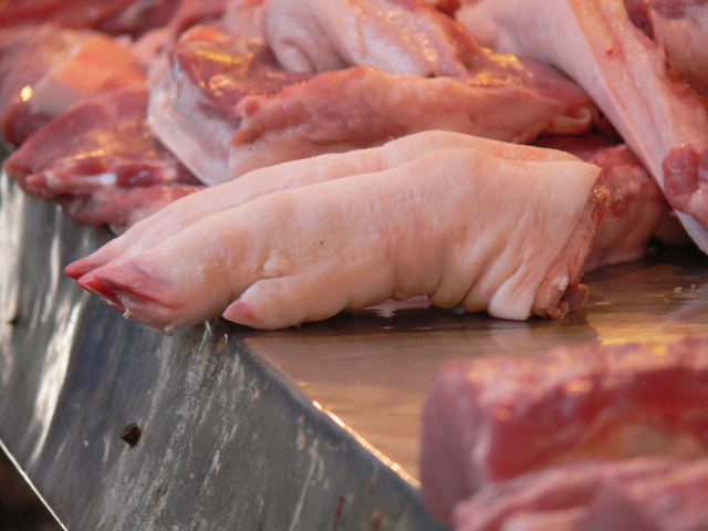 Giá thịt heo đã giảm sốc so với lúc cao điểm - Ảnh 1.