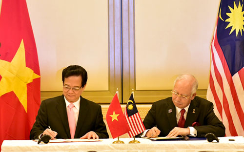 Thủ tướng Nguyễn Tấn Dũng và Thủ tướng Najib Rajak&nbsp; ký tuyên bố về khuôn khổ đối tác chiến lược Việt Nam - Malaysia.