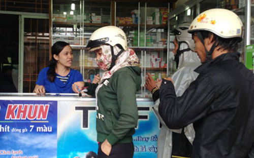 Thủ tướng Nguyễn Tấn Dũng đã phê bình Bộ Y tế vì “Hiện giá thuốc vẫn còn
 cao, nếu cứ để giá thuốc cao mãi thế này thì làm khổ dân lắm, mà giá 
cao có được trả giá đâu. Bác sỹ kê bao nhiêu thì dân mua bấy nhiêu. Tôi 
còn nghe nói thuốc càng đấu thầu giá càng cao”