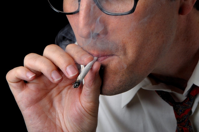 Hút thuốc lá ảnh hưởng nghiêm trọng tới thị lực - Ảnh 1.