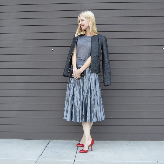 Biến một bộ đồ công sở thành trang phục dự tiệc - Ảnh 4.