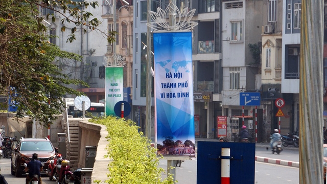 Hà Nội gấp rút hoàn tất việc trang hoàng trước thềm hội nghị thượng đỉnh Mỹ - Triều - Ảnh 2.