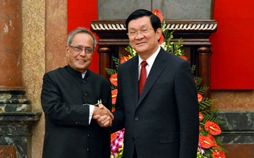 Chủ tịch nước Trương Tấn Sang tiếp Tổng thống Ấn Độ  Pranab Mukherjee ngày 15/9.<br>