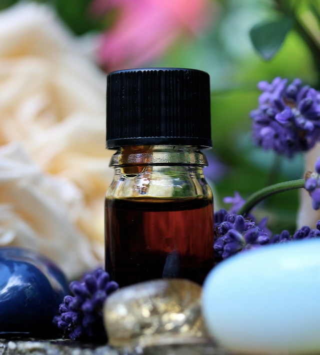 Liệu pháp hương thơm với tinh dầu có thể làm được gì? - Ảnh 1.