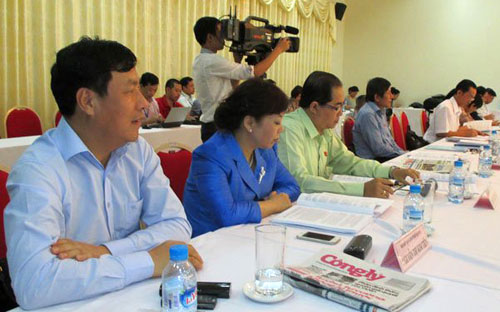 Các đại biểu Quốc hội cho rằng, việc cấp phép, làm thủ tục thành lập cho doanh nghiệp cần thông thoáng, đơn giản vì đó là việc tất yếu, không tránh được, nhưng cần phải hậu kiểm chặt chẽ hơn.<br>