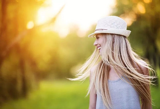 Mẹo nhỏ dưỡng tóc bóng mượt mùa nắng nóng - Ảnh 2.