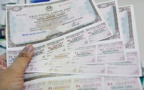 Trong khi Kho bạc Nhà nước liên tục phát hành trái phiếu thành công với lãi suất 
giảm sâu, thì nhiều doanh nghiệp vẫn khó vay vốn hoặc phải vay với chi 
phí không mấy dễ chịu.