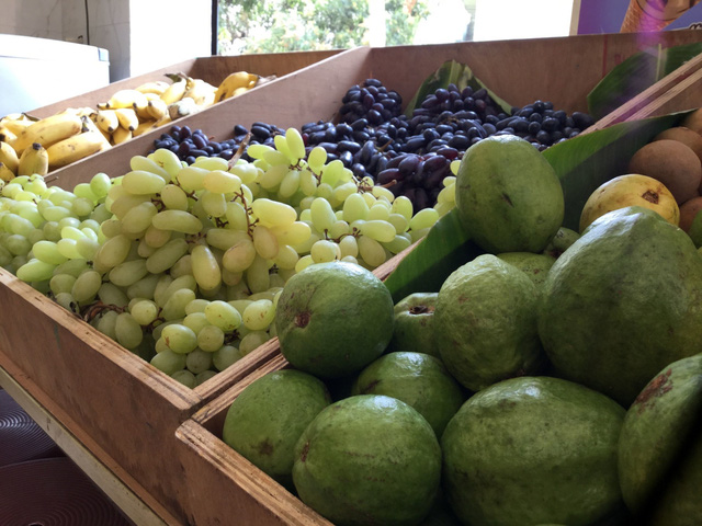 Loạn... trái cây nhập khẩu - Ảnh 1.
