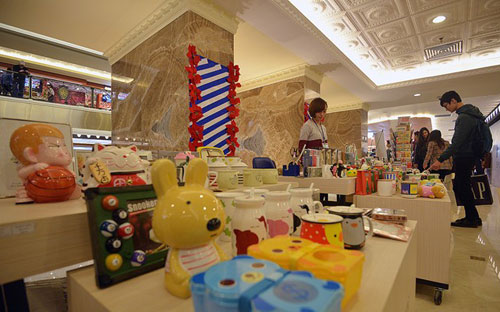 Nhiều mặt hàng tiêu dùng nhỏ có giá vài chục nghìn đồng cũng đã được bày bán ở Tràng Tiền Plaza.<br>