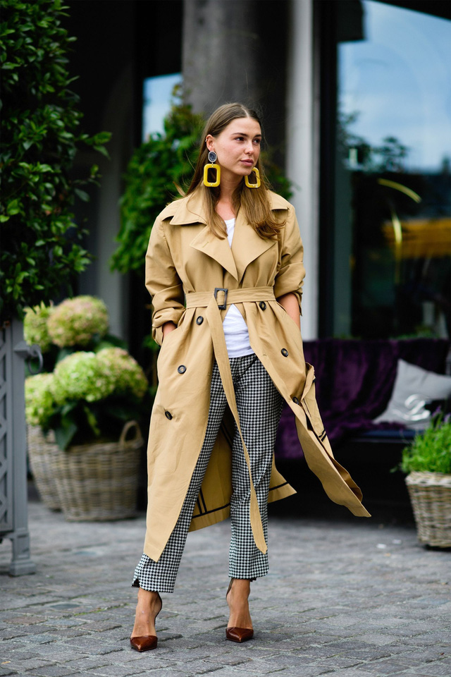 Chọn trench coat hợp dáng cho phụ nữ thấp nhỏ - Ảnh 4.