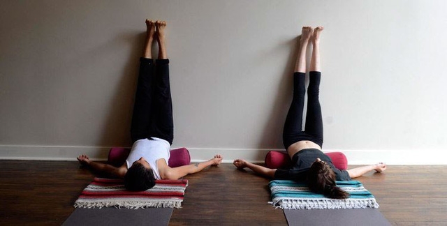 Những động tác yoga giúp bạn ngủ ngon - Ảnh 8.