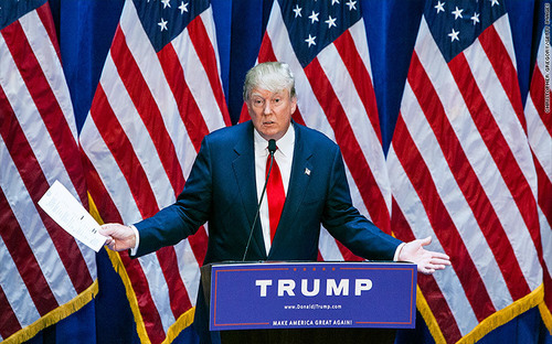 Trump tuyên bố ứng cử cho vị trí ứng cử viên tổng thống Mỹ của đảng Cộng hòa với bản tóm tắt tài sản và nợ trên tay - Ảnh: CNN.