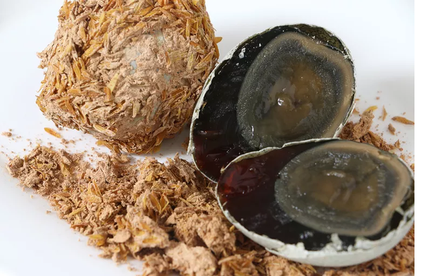 Trứng bắc thảo: món ăn độc và lạ của châu Á - Ảnh 1.