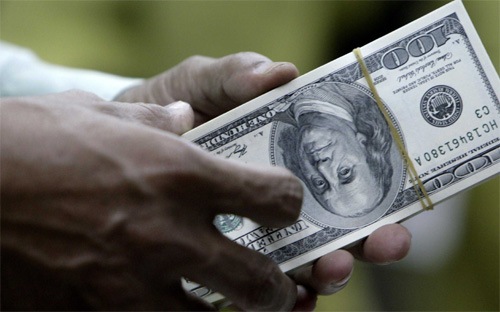 Ngân hàng Nhà nước cho biết sẽ thực hiện đồng bộ các biện pháp và công cụ chính sách tiền tệ, sẵn sàng bán ngoại tệ khi cần thiết để ổn định thị trường ngoại tệ và tỷ giá trong biên độ cho phép.