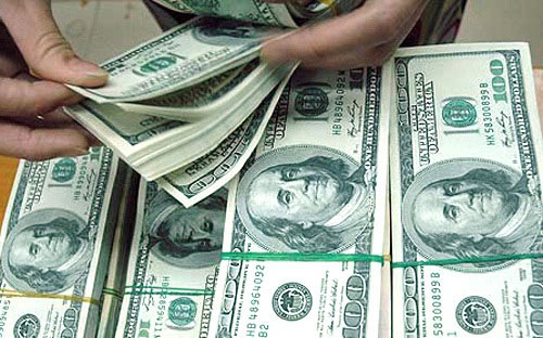 Đến cuối chiều 7/1, các ngân hàng đồng loạt hạ giá USD trên biểu niêm yết về sát mức tham chiếu bình quân và nằm rất sâu dưới mức trần.<br>