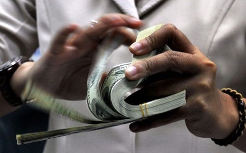 Ngay sau khi có thông tin và mức giá mà Sở Giao dịch Ngân hàng Nhà nước 
niêm yết nói trên, giá bán USD đã có sự thoái lui nhanh chóng, về còn 
21.810 - 21.820 VND.