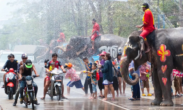 Thái Lan sẽ tổ chức lễ hội té nước Songkran 2021 - Ảnh 1.