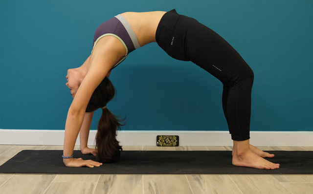 6 tư thế yoga tốt nhất cho phụ nữ - Ảnh 2.