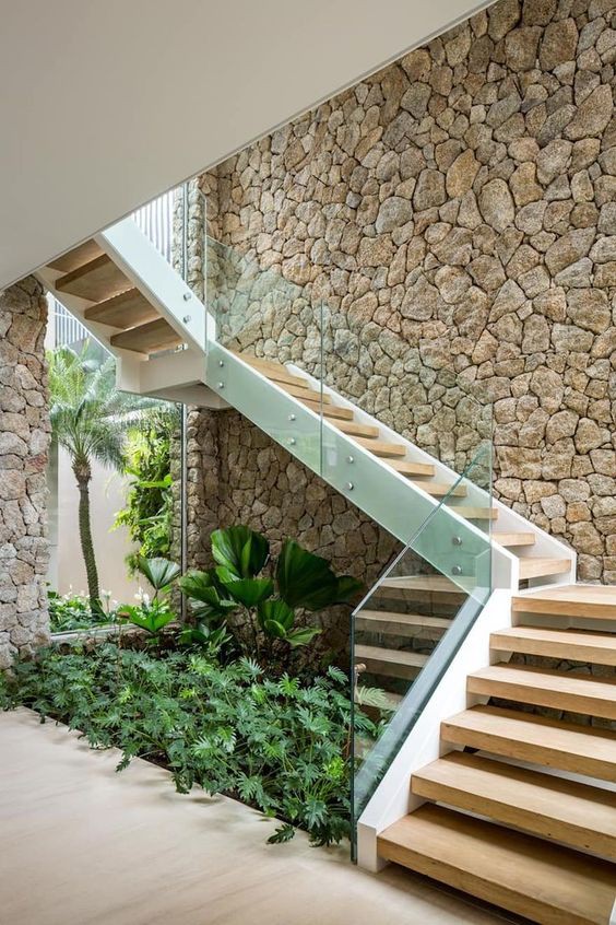 Khu vườn nhỏ ngay dưới gầm cầu thang - Ảnh 3.