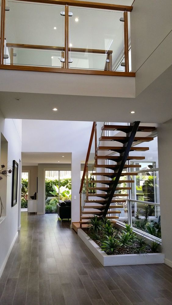 Khu vườn nhỏ ngay dưới gầm cầu thang - Ảnh 9.