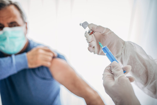 Vaccine MMR II giảm mức độ nghiêm trọng của Covid-19 - Ảnh 2.