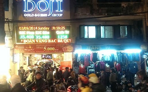 Đến hơn 21h, cửa hàng tại 37B Trần Nhân Tông (Hà Nội) vẫn còn nhiều người chờ mua vàng.<br>