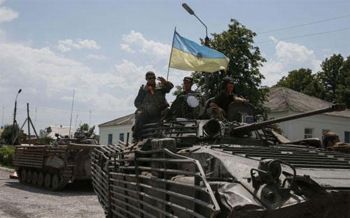 Binh sỹ chính phủ Ukraine tại một thị trấn ở miền Đông nước này&nbsp; ngày 12/7 - Ảnh: Reuters.<br>