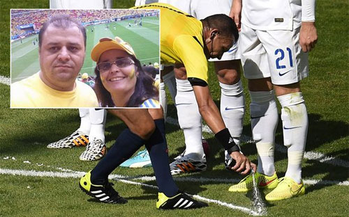 Heine (trái, ảnh nhỏ) và sơn tự hủy được sử dụng trong một trận bóng đá (ảnh lớn).<br>