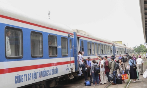 Đặt mua vé tàu Tết Canh Tý qua tin nhắn