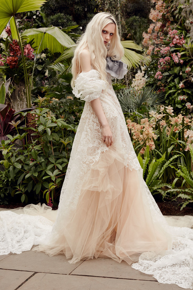 BST váy cưới Xuân – Hè 2020 của Vera Wang: đẹp 360 độ - Ảnh 12.