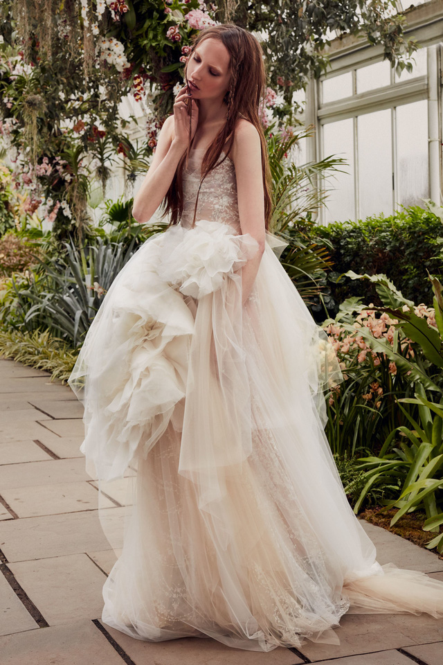 BST váy cưới Xuân – Hè 2020 của Vera Wang: đẹp 360 độ - Ảnh 15.