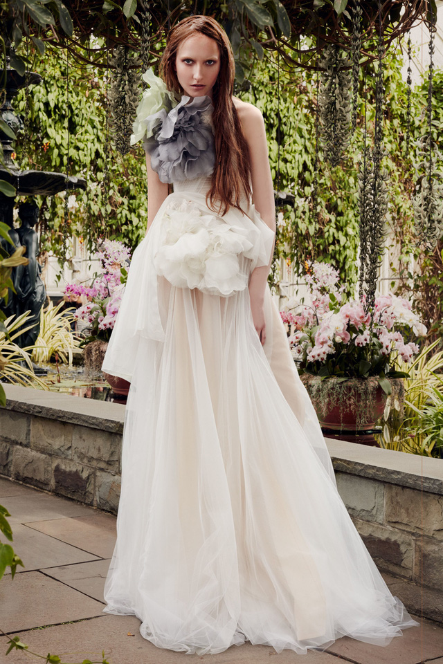BST váy cưới Xuân – Hè 2020 của Vera Wang: đẹp 360 độ - Ảnh 5.