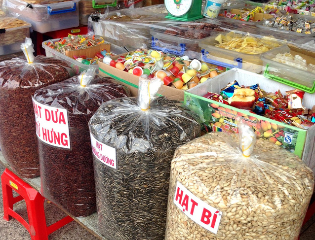 Cẩn trọng với bánh kẹo không rõ nguồn gốc tràn lan trên thị trường - Ảnh 2.