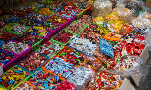 Cẩn trọng với bánh kẹo không rõ nguồn gốc tràn lan trên thị trường