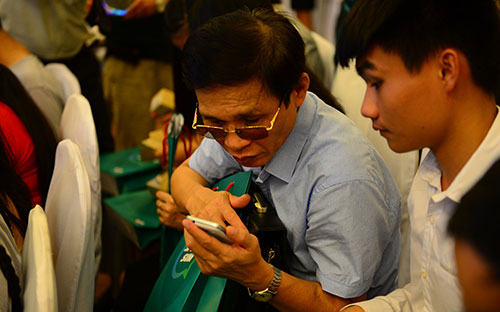 Người khiếm thị trải nghiệm bộ sản phẩm&nbsp;<span style="font-family: 'Times New Roman'; font-size: 14.6666669845581px;">Speak SIM.</span>