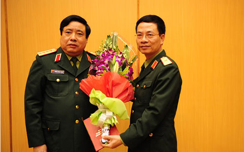 Đại tướng Phùng Quang Thanh, Bộ trưởng Bộ Quốc phòng trao quyết định bổ nhiệm chức Tổng giám đốc cho Thiếu tướng Nguyễn Mạnh Hùng.<br>