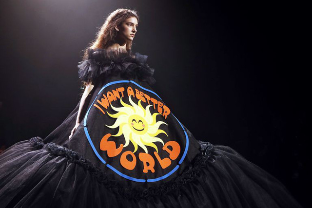 BST Viktor & Rolf: Khi meme biến thành thời trang cao cấp - Ảnh 6.