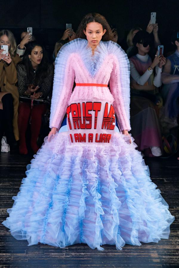 BST Viktor & Rolf: Khi meme biến thành thời trang cao cấp - Ảnh 10.