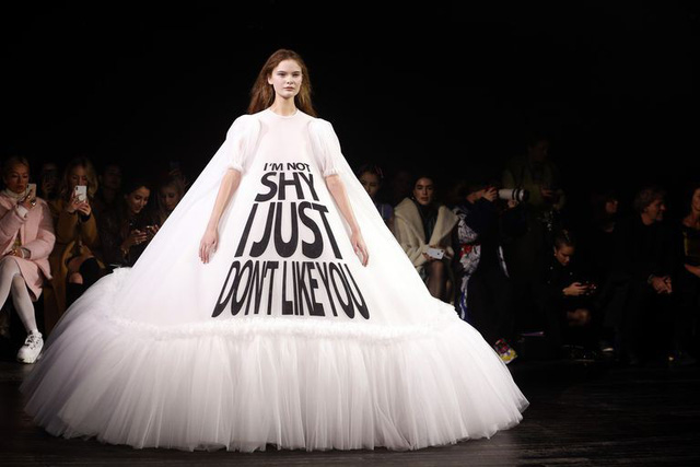 BST Viktor & Rolf: Khi meme biến thành thời trang cao cấp - Ảnh 2.